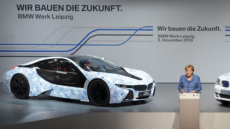 Kanzlerin und CDU-Chefin Angela Merkel spricht  im November 2010 im Leipziger BMW-Werk.