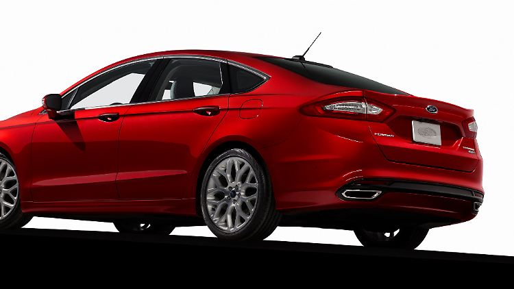 In der Länge hat der Mondeo deutlich zugelegt. Um ganze neun Zentimeter wuchs er auf eine Gesamtlänge von 4,87 Metern.