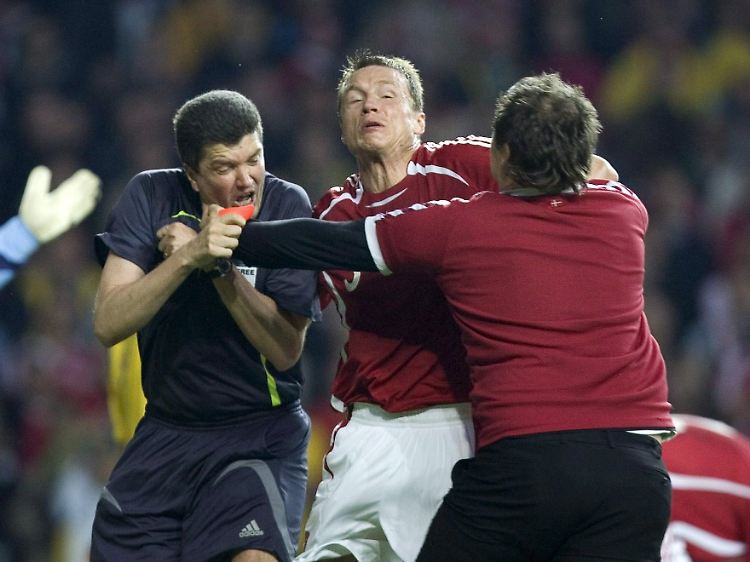 Juni 2007: Beim EM-Qualifikationsspiel zwischen Dänemark und Schweden wird Schiedsrichter Herbert Fandel kurz vor Schluss von einem Fan angegriffen.