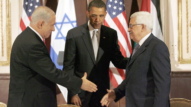 Beim Dreiergipfel in New York reichten sich Abbas und Netanjahu die Hand.