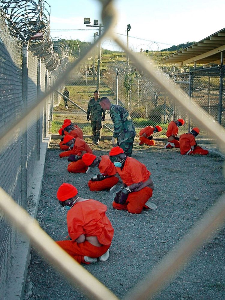 Dieses vom Pentagon im Januar 2002 veröffentlichte Bild ging um die Welt. Gefesselt und geknebelt knien die Gefangenen vor ihrem Aufseher.