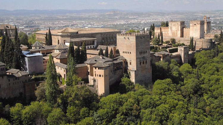 Weltkulturerbe: die Burg Alhambra auf einem Hügel von Granada.