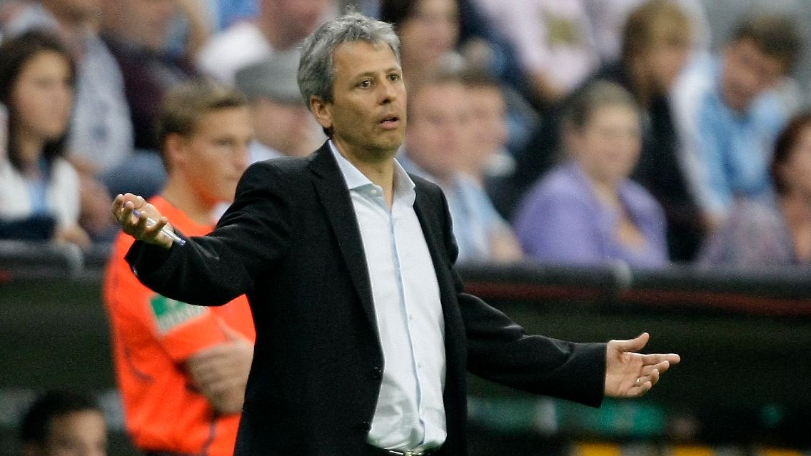 Was soll man da nur machen? Herthas Trainer Lucien Favre wirkt ratlos.