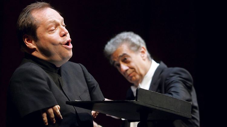Quasthoff ist nicht nur Sänger, sondern auch Professor für Gesang in Berlin. (rechts neben ihm: Placido Domingo, bei einem Konzert in Wien 2005)