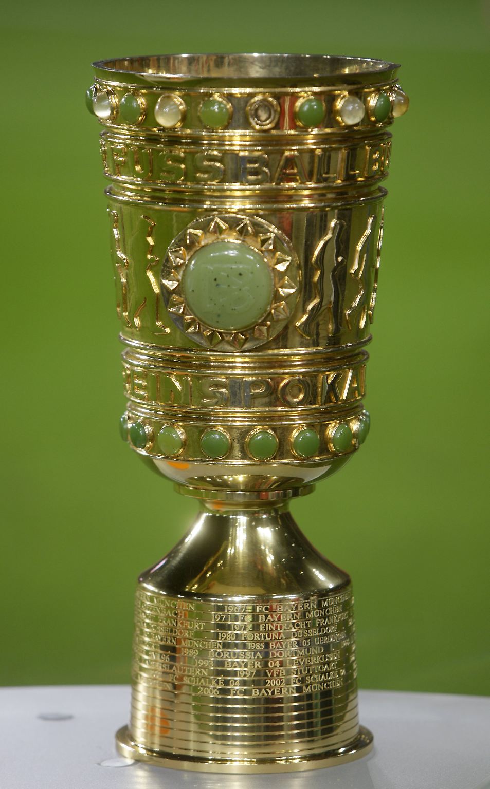 Das ist er, der DFB-Pokal: 52 Zentimeter hoch, gefertigt aus feuervergoldetem Sterlingsilber, 2002 generalüberholt, Kunstexperten zufolge 100.000 Euro wert - und unter der Woche teilweise hart umkämpft.