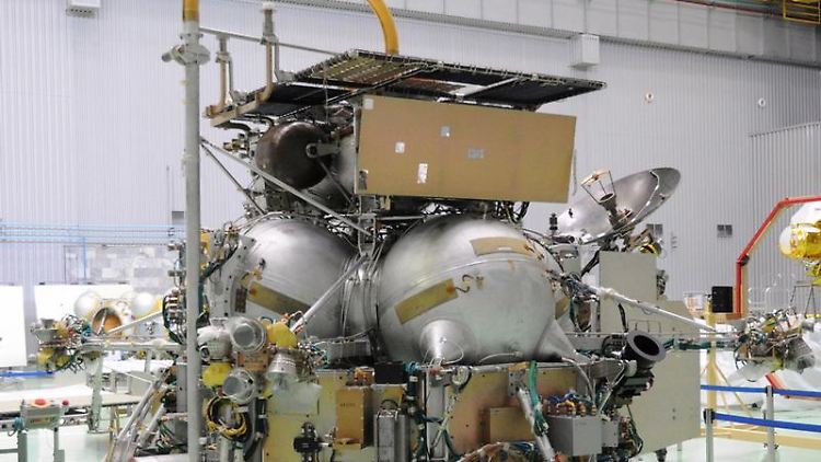 Die am 9. November 2011 gestartete Raumsonde "Phobos-Grunt" sollte zum Marsmond Phobos fliegen, kreist stattdessen aber wegen technischer Probleme um die Erde. 