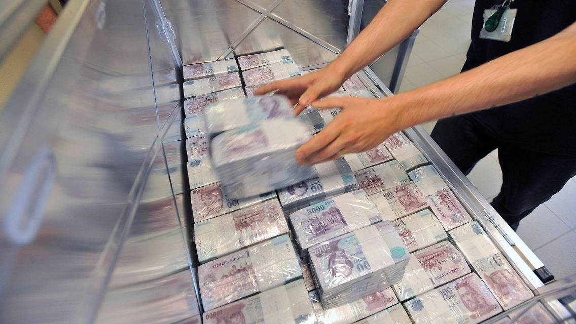 Dramatische Lage: Riesiges Haushaltsdefizit und ein immer wertloser werdender Forint.