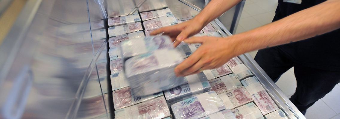 Dramatische Lage: Riesiges Haushaltsdefizit und ein immer wertloser werdender Forint.