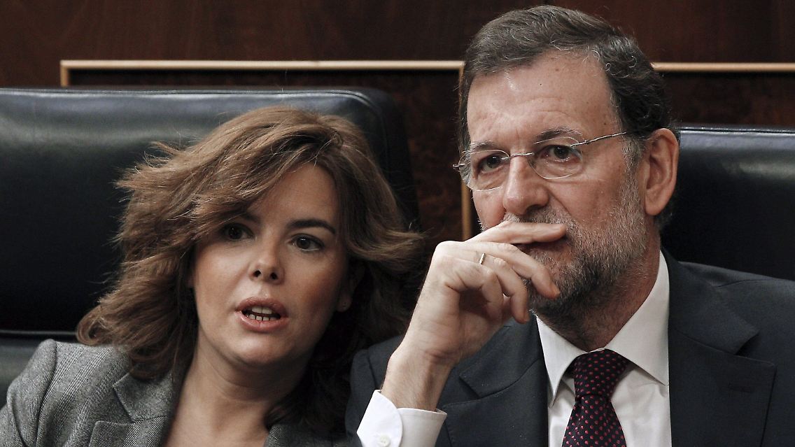 Mariano rajoy mit seiner Stellvertreterin Soraya Saenz de Santamaria.