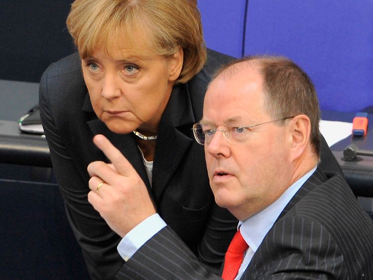 Zusammen mit Steinbrück will Merkel den Vorrang der Politik gegenüber der Wirtschaft durchsetzen.