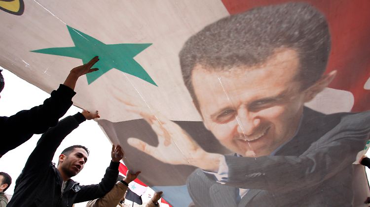 In Damaskus protestieren Menschen für Assad.