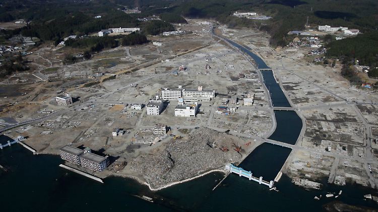 Die Stadt Minamisanriku wurde bei dem Tsunami zerstört - viele Trümmer wurden ins Meer gespült.