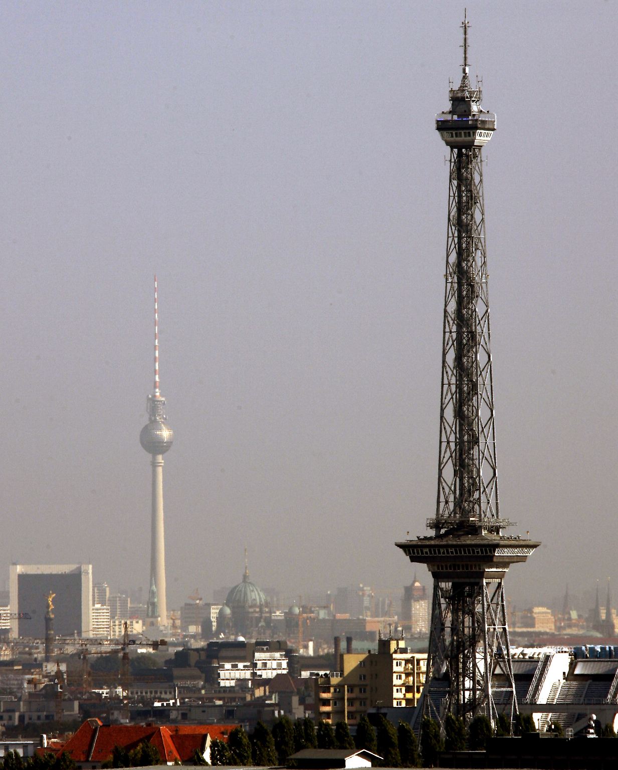 Der Berliner Funkturm ist neben dem Fernsehturm (hinten links), ...