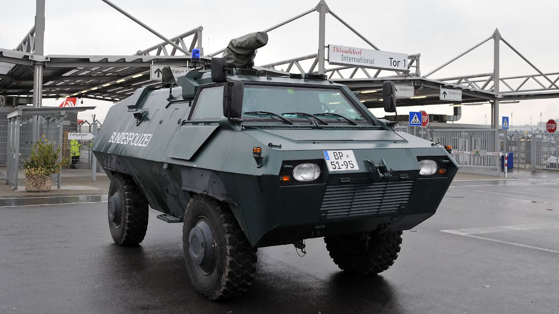 Ein gepanzertes Fahrzeug der Bundespolizei vor einem Tor des Flughafens in Düsseldorf.
