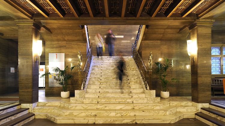 Das Foyer mit der breiten Marmortreppe im "Haus des Reichs" in Bremen.
