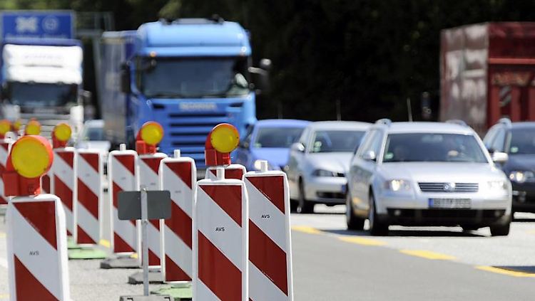 Autobahnbaustellen: Laut einer Umfrage fühlt sich fast jeder zweite Fahrer dort unsicher, besonders die linke Fahrspur an Engpässen ist gefürchtet. (Bild: dpa)