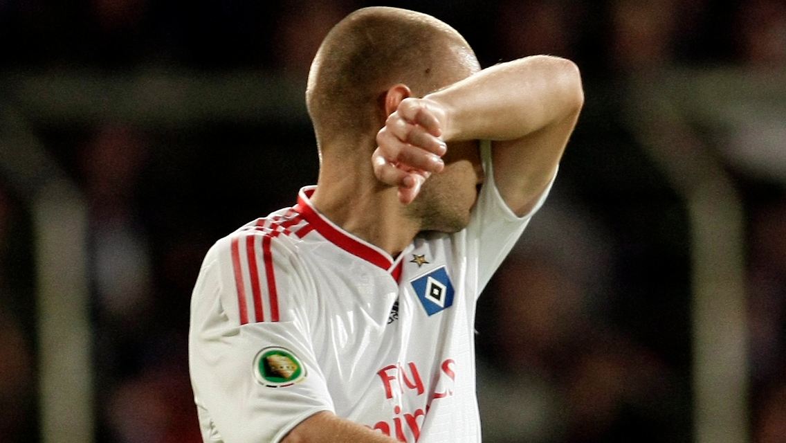 Das war jetzt nicht so gut: Hamburgs Mladen Petric nach der Niederlage in Osnabrück.