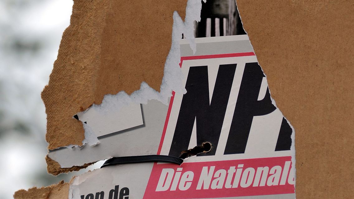 Ein zerstörtes Wahlplakat der Rechtsextremen in Thüringen.