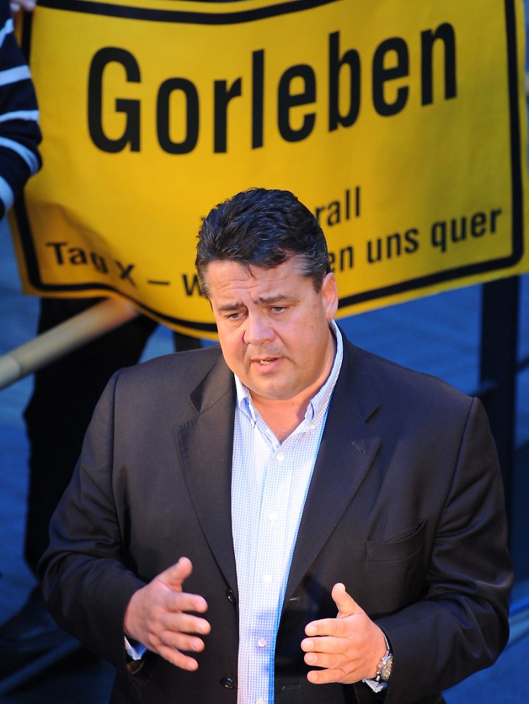 Gabriel spricht am 06. Juni 2009 im Bundesamt für Strahlenschutz in Salzgitter vor Besuchern, im Hintergrund ein Gorleben-Protestplakat.