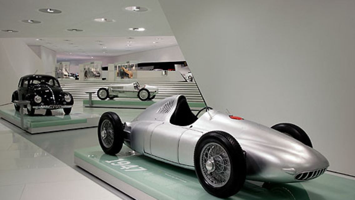 Der Prolog zeigte unter anderem den Typ 360 Cisitalia von 1947 (vorn) und den VW Käfer von 1950 (hinten).