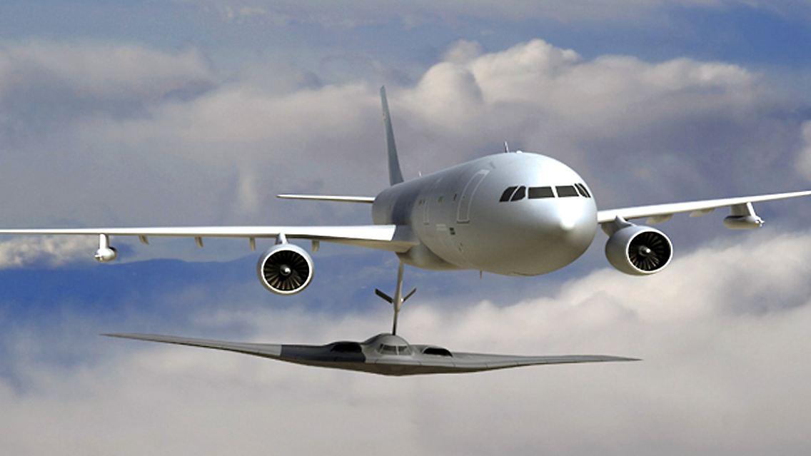 Ein Werksfoto der Firma Northrop Grumman zeigt ein Tankflugzeug vom Typ KC-30 beim Auftanken eines B2-Bombers in der Luft.