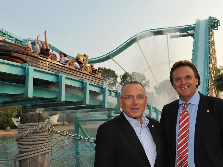 Der Präsident des Branchenverbandes VDFU, Klaus-Michael Machens (l), und der Geschäftsführer des Europaparks, Roland Mack, in Rust.