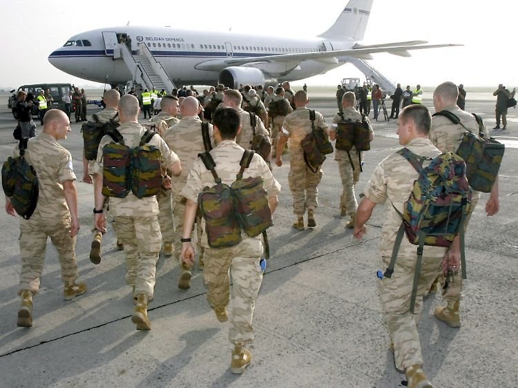 Zu viel Fett behindert nur: Belgische Soldaten auf dem Weg zu einem Auslandseinsatz.