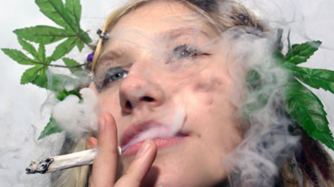 Das machen andere Leute auch. Gesund aber ist das nicht. Und außerdem verboten. Zudem steht Cannabis auf der Dopingliste. Zu Phelps Image als Saubermann passt das überhaupt nicht.