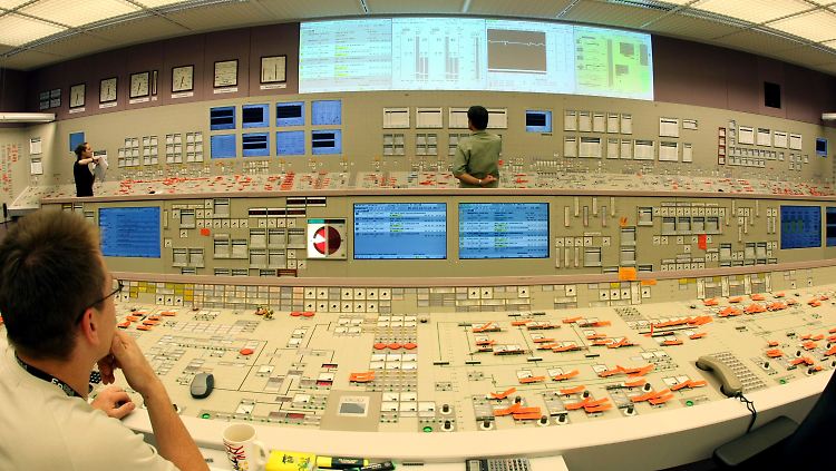 Nachdenkliche Stimmung in der Zentrale: Erst kam die Steuer, dann der Atomausstieg.
