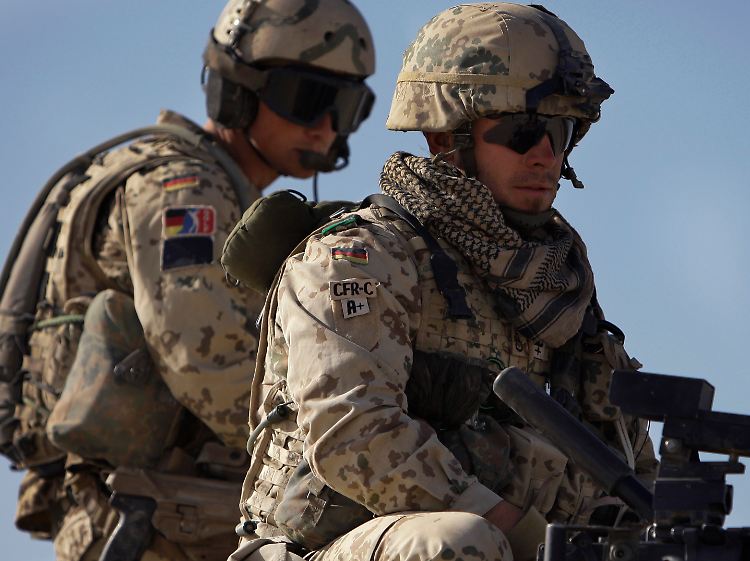 Deutsche ISAF Soldaten bereiten sich im September 2009 auf eine Mission ausserhalb von Kundus vor.