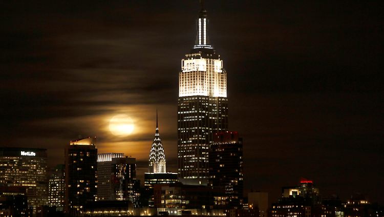 Manhattan im Januar 2012: Hinter dem Chrysler-Building geht der erste Vollmond des Jahres auf.