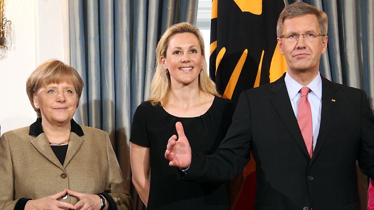 Normalität im Schloss Bellevue: Kanzlerin Merkel am Donnerstag beim Neujahrsempfang des Bundespräsidenten. In der Mitte Wulffs Frau Bettina.