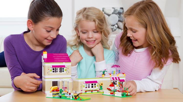 Seit 80 Jahren verwirklicht Lego Spielzeugträume - jetzt sollen auch Mädchen anbeißen.