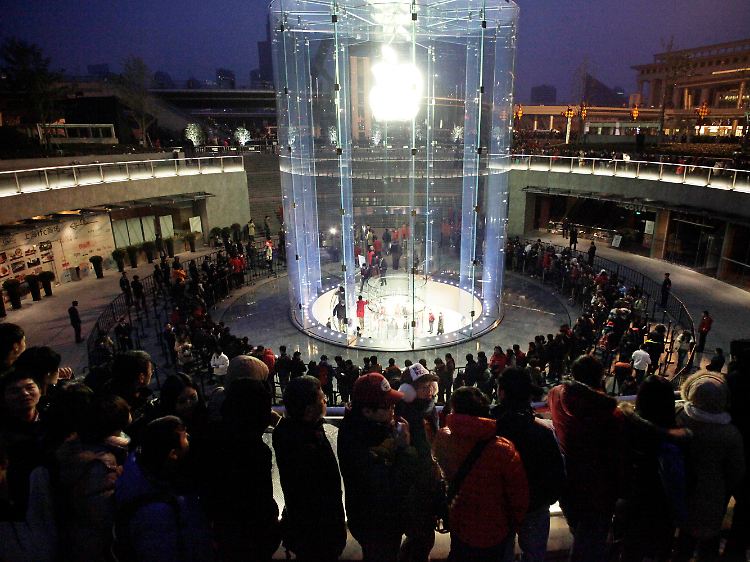 In Schanghai warteten die Menschen geduldig in einer langen Warte-Spirale vor dem futuristischen Treppeneingang des Apple Store.