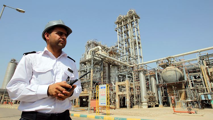 Ein iranischer Wachmann vor dem petrochemischen Komplex Mahshahr in der Provinz Khuzestan im Südwesten des Iran.