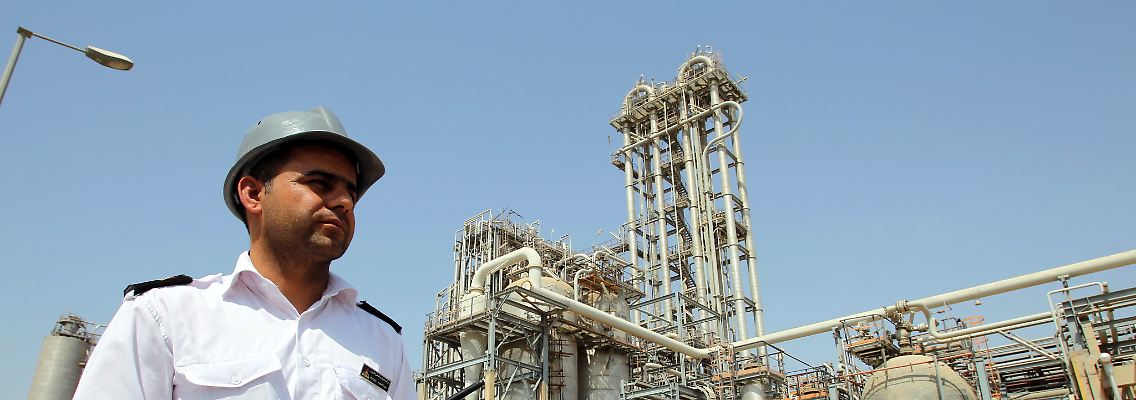 Eine petrochemischer Komplex wird im Iran bewacht.