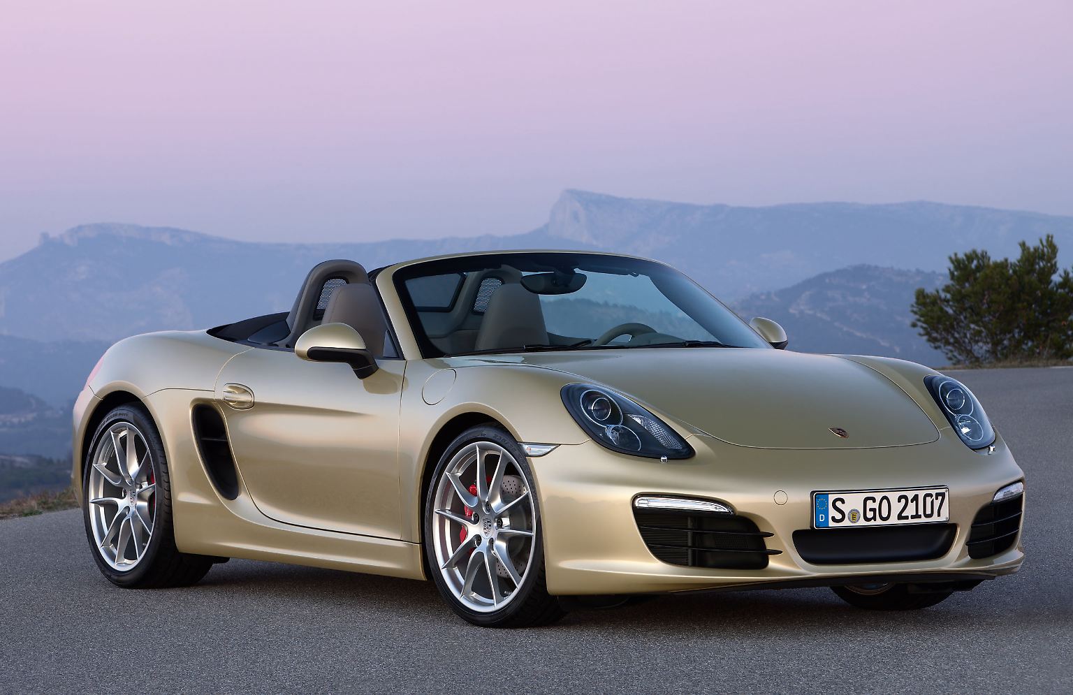 Böse Zungen behaupten, der Boxster wäre gar kein Porsche. Spötter nennen ihn sogar "Friseusen-Porsche". Nichts scheint bei diesem Wagen die Parameter eines Porsche zu erfüllen. Nicht der Preis und nicht das Antriebsaggregat. Mit der dritten Generation des Mittelmotorsportwagens …