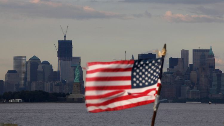 Die Wolkenfront über dem Finanzdistrikt von New York reißt auf.