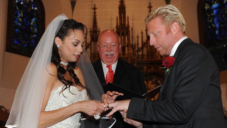 Boris Becker und seine Frau Sharlely, genannt Lilly, tauschen während ihrer kirchlichen Trauung durch Pastor Brent Fisher (M) in der Kapelle Regina Pacis in St. Moritz ihre Eheringe (Archivfoto vom 12.06.2009). 