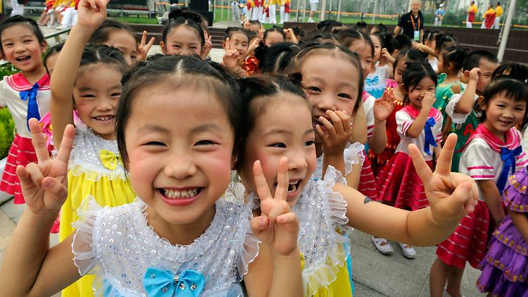 In China werden zu wenige Kinder geboren, um eine Überalterung der Gesellschaft zu verhindern. 