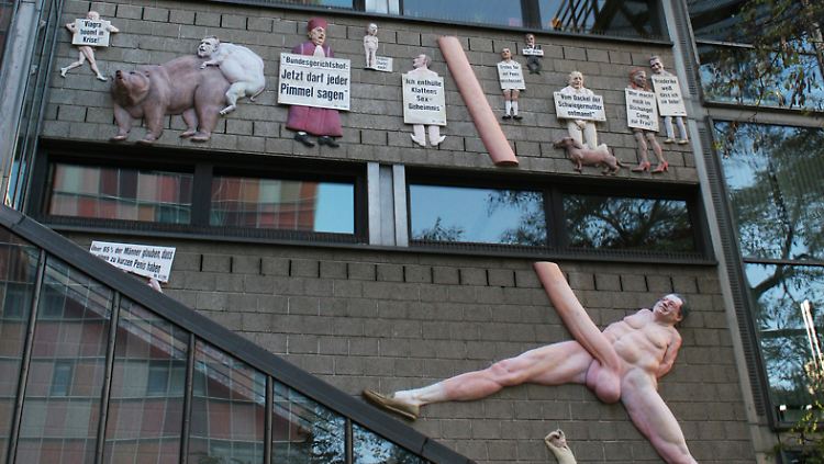 Das Verhältnis von taz und Diekmann ist innig: Relief an der Fassade des taz-Gebäudes in Berlin. (Foto: Paolo Olarte)