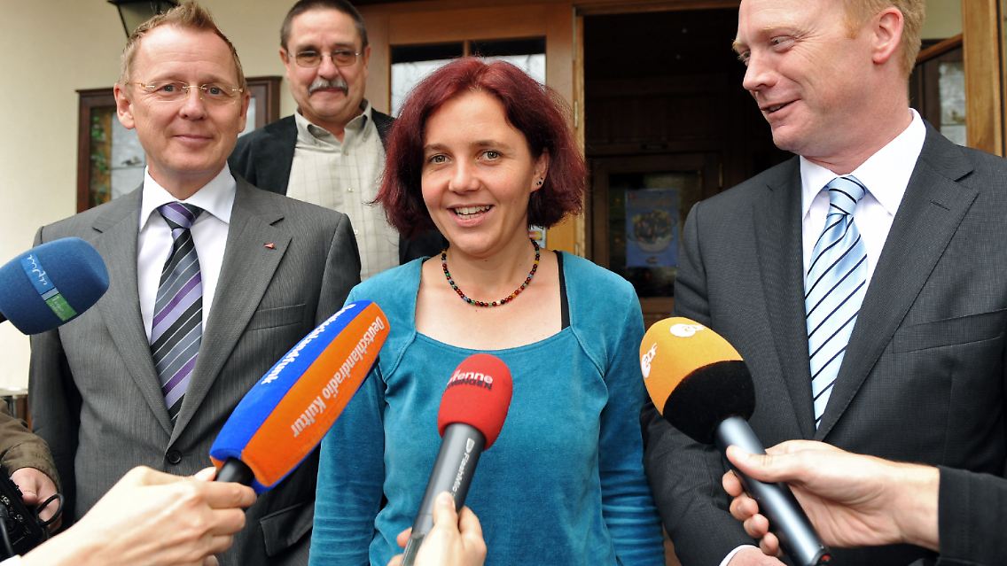 Die Verhandlungsführer Ramelow, Roethe-Beinlich und Matschie (vonl links nach rechts) nach den Verhandlungen.
