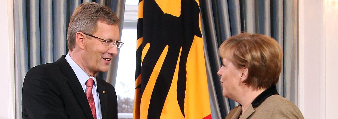 Die Kanzlerin reicht Wulff die Hand beim Neujahrsempfang.