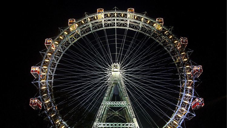 Sieht ein bisschen aus wie ein großes "A": Das hell erleuchtete Riesenrad im Wiener Prater.