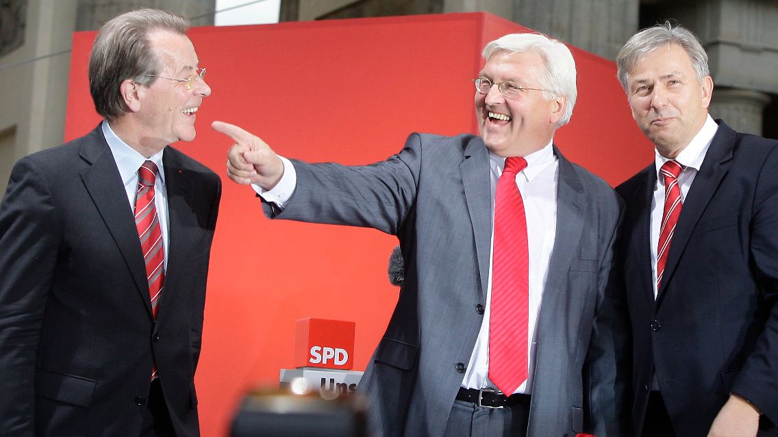 Voller Hoffnung: SPD-Kanzlerkandidat Steinmeier mit Parteichef Münteferin (links) und Berlins Bürgermeister Wowereit (rechtS).