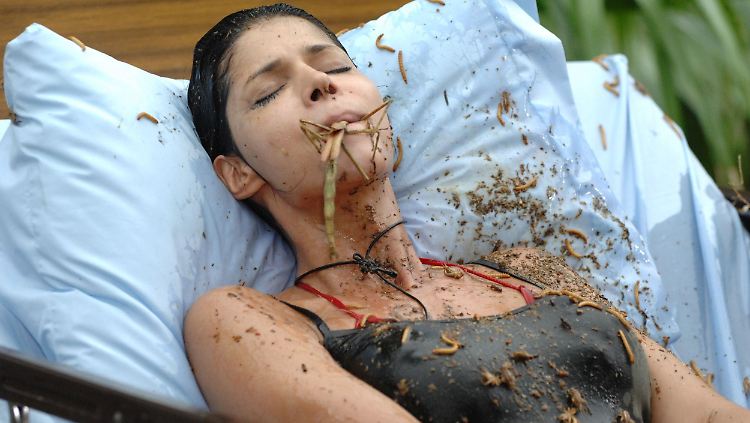 Mmh, lecker - Micaela Schäfer bei der ersten Dschungelprüfung.