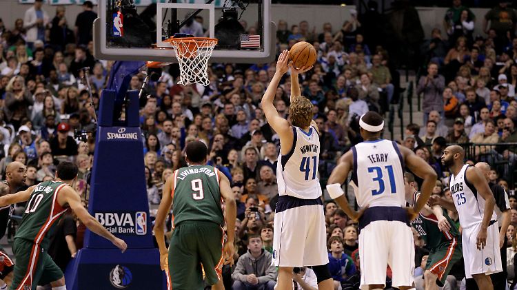 Historischer Moment: Dirk Nowitzki erzielt per Freiwurf seinen 23.000 Punke in der NBA.