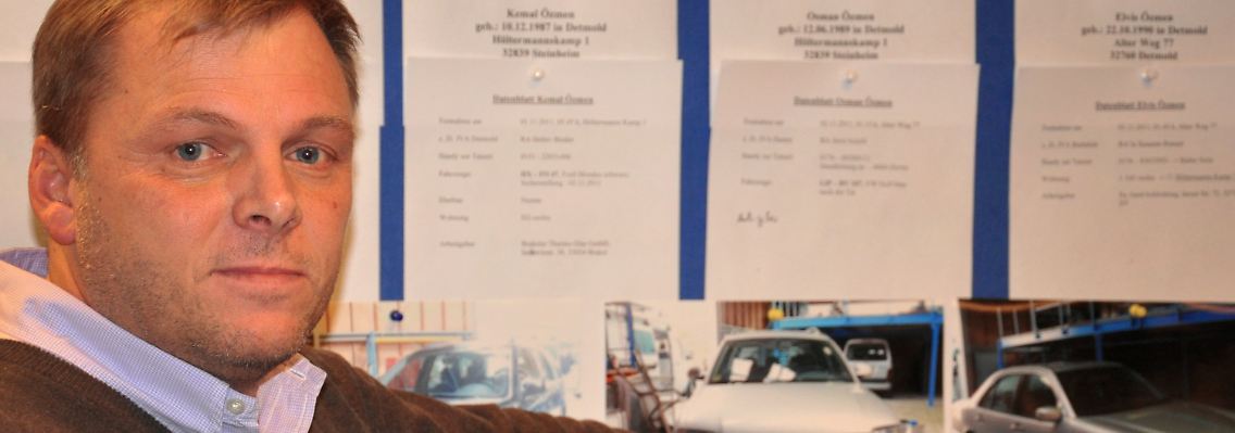 Der Leiter der Sonderkommission "Talstraße", Jürgen Heinz, in seinem Büro vor Bildern der fünf Geschwister der jungen Kurdin Arzu Ö.