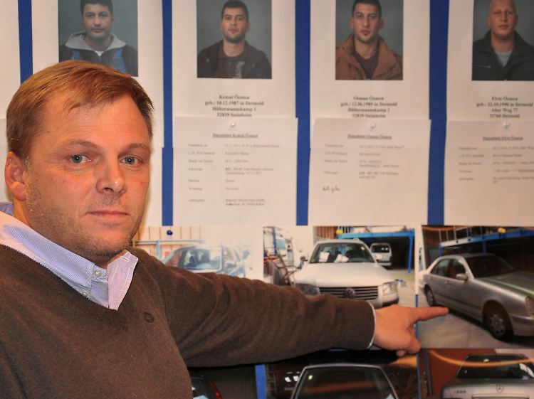 Der Leiter der Sonderkommission "Talstraße", Jürgen Heinz, in seinem Büro vor Bildern der fünf Geschwister der jungen Kurdin Arzu Ö.
