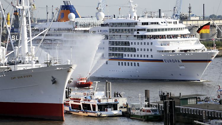 Das Kreuzfahrtschiff "MS Europa" liegt in Singapur fest. (Archivbild von 2009).